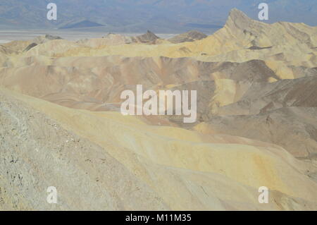 Zabriskie Point. Superbe roche jaune désert. Voyage de la géologie. Le 28 juin 2018. Death Valley en Californie. Aux Etats-Unis. USA. Banque D'Images