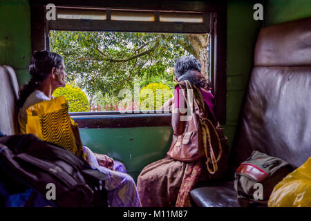 IDALGASHINNA, SRI LANKA - 2 février : deux femmes locales voyageant par train local et à travers la fenêtre. Février 2017 Banque D'Images