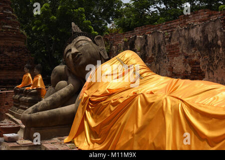 Statue d'un Bouddha couché sur le terrain de Wat Phutthaisawan, Ayutthaya, Thaïlande Banque D'Images
