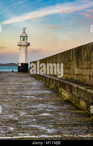 Mevagisseys phare historique et son port bien connu fier support mural avant qu'un autre 'nuit'. Banque D'Images