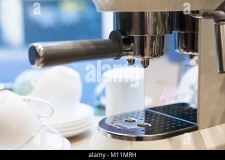 Photo gros plan de maison moderne avec machine à café espresso tasses blanc Banque D'Images