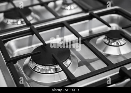 Cuisinière à gaz modernes faits de brûleurs en acier inoxydable brillant et fonte Banque D'Images