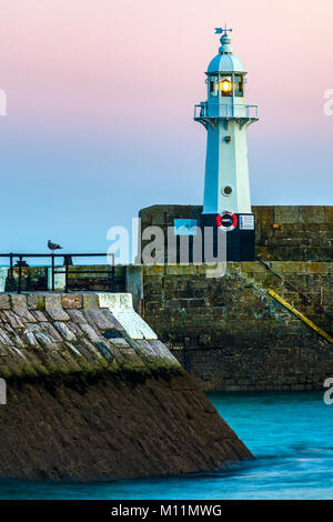 Mevagisseys phare sur une marée descendante montrant ce qui se trouve sous elle exteior l'audacieuse. Banque D'Images