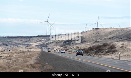 Voitures et camions sur l'Interstate 84 en dessous d'une ferme éolienne dans la Columbia River Gorge, Oregon. Banque D'Images