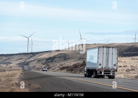 Voitures et camions sur l'Interstate 84 en dessous d'une ferme éolienne dans la Columbia River Gorge, Oregon. Banque D'Images