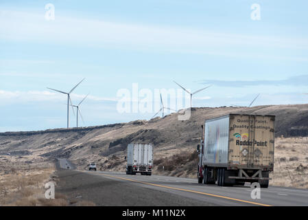 Voitures et camions sur l'Interstate 84 en dessous d'une ferme éolienne dans la Columbia River Gorge, Oregon. Banque D'Images