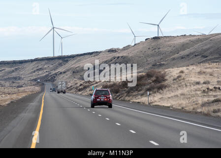 Voitures et camions sur l'Interstate 84 en dessous d'une ferme éolienne dans la Columbia River Gorge, Oregon. Banque D'Images