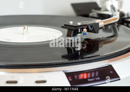 Platine vinyle LP, platine vinyle vintage en action gros plan Banque D'Images