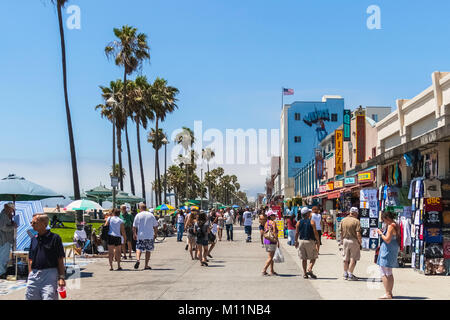 La foule du promenade de Venice Beach à Los Angeles au cours d'un lumineux et ensoleillé, jour de l'été. Banque D'Images