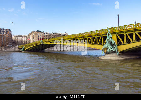 Pont Mirabeau sur la Seine - Paris France. Banque D'Images
