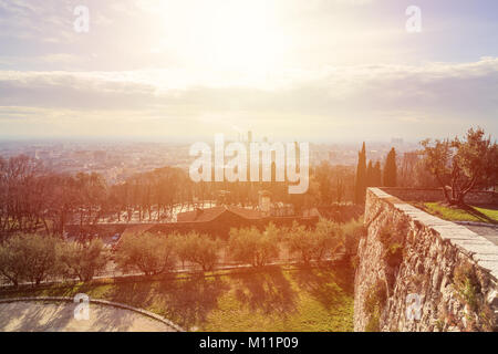 Vue panoramique de la ville de Brescia du château sur une journée ensoleillée. Banque D'Images
