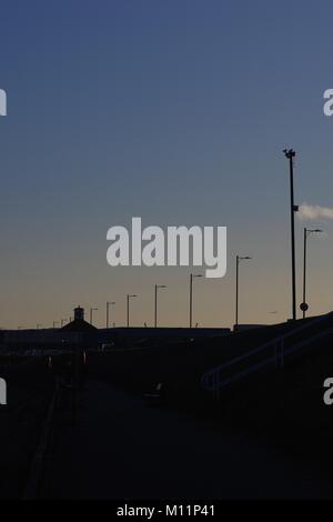 Aberdeen Beach Boulevard, Promenade au crépuscule à la direction de la plage de bal. Les lampes de la rue Silhouetted against a blue sky. Aberdeen, Écosse, Royaume-Uni Banque D'Images