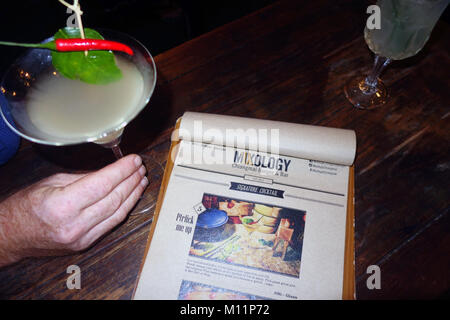 La signature de cocktail, Mixologie avec lime kaffir et tom yum arômes, Chiang Mai, Thaïlande. Pas de monsieur ou PR Banque D'Images