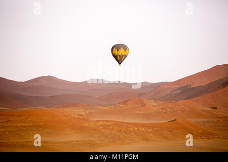 Un vol en ballon à air chaud sur des dunes en Namibie Banque D'Images