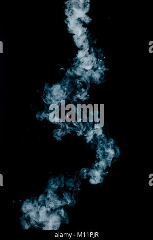 La texture de la vapeur d'une boisson chaude sur un fond noir. Fumée bleue avec copie espace. Banque D'Images