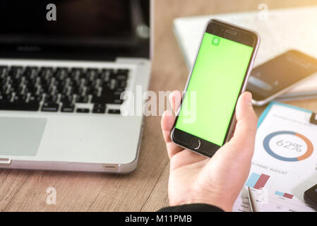 Smartphone avec un écran vert pour la clé chroma écran. Banque D'Images