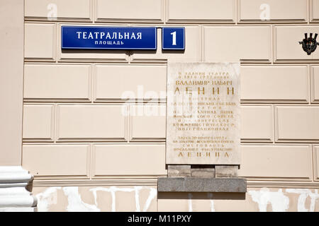 Russie, Moscou - avril 24,2016 : plaque commémorative sur la façade du Théâtre du Bolchoï. Rapports texte que dans la construction du Théâtre Bolchoï Vladimir Len Banque D'Images