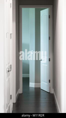Couloir moderne porte ouverte à un prix Banque D'Images