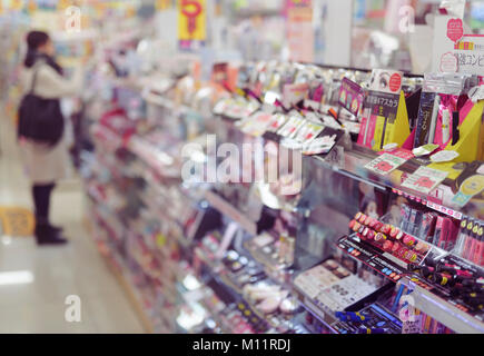 Woman shopping maquillage et cosmétiques à l'article d'un magasin de produits de beauté japonais à Kyoto, Japon, 2017 Banque D'Images