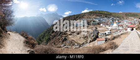 La capitale Sherpa Namche Bazar dans la vallée du Khumbu, Népal Banque D'Images