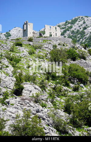 Ancienne forteresse sur le sommet de la colline près de la baie de Kotor au Monténégro Banque D'Images