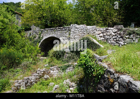 Vieux pont de pierre ode linéaire Herceg Novi au Monténégro Banque D'Images