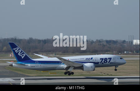 Düsseldorf, Allemagne - le 17 mars 2015 : Boeing 787-8 de All Nippon Airways (ANA) à l'aéroport de Dusseldorf en approche finale Banque D'Images