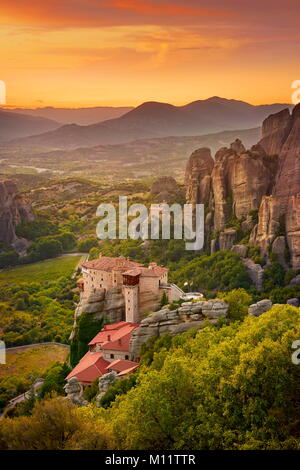 Monastère de Meteora au coucher du soleil, Grèce Banque D'Images