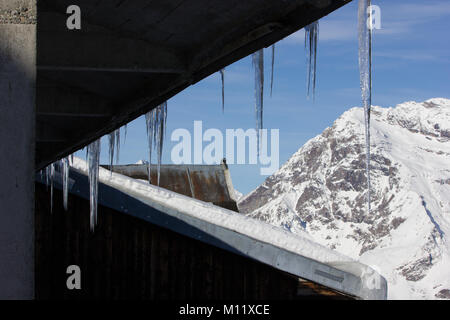 Belles stalactites de glace, cabane dans les alpes hiver ski de Chiesa in Valmalenco, Sondrio, Italie Banque D'Images