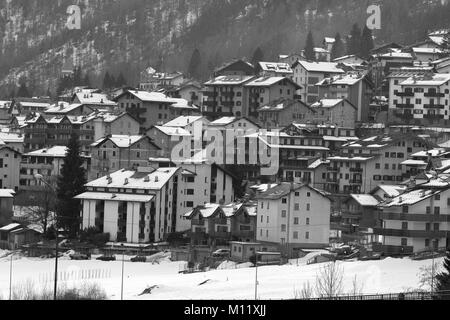 Une vue sur les maisons de Chiesa in Valmalenco ski resort, Italie avec de la neige sur des toits d'une distance Banque D'Images