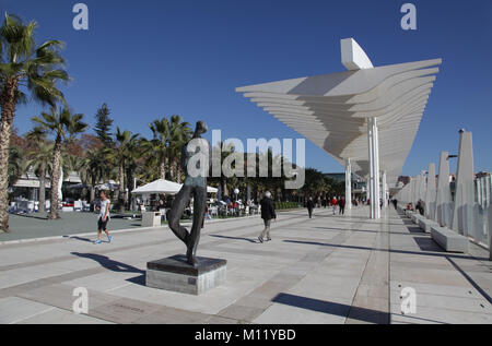 Le terminal de croisière El Palmeral de las Sorpresas.Marina passage en Espagne Málaga.La statue de bronze la Walker est en face du passage. Banque D'Images