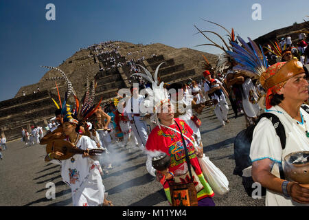 Le Mexique. Teotihuacan. Plus anciennes ruines Indiennes pré-hispaniques. De l'équinoxe. Début de printemps. 21 mars. Procession d'indiens. Les gens danser en traditi Banque D'Images