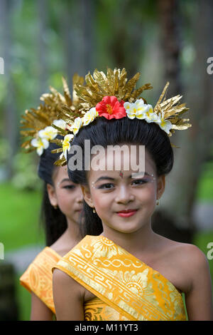 L'Indonésie. Sambirenteng. Île de Bali. Les jeunes danseurs de Bali traditionnel (femelle). Banque D'Images