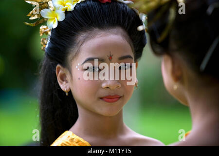 L'Indonésie. Sambirenteng. Île de Bali. Les jeunes danseurs de Bali traditionnel (femelle). Banque D'Images