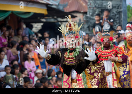 L'île de Bali, Indonésie, village Pura Maksan Tejakula, Temple. Théâtre Danse avec masques sacrés appelés Wayang Wong. Banque D'Images