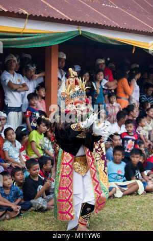 L'île de Bali, Indonésie, village Pura Maksan Tejakula, Temple. Théâtre Danse avec masques sacrés appelés Wayang Wong. Banque D'Images