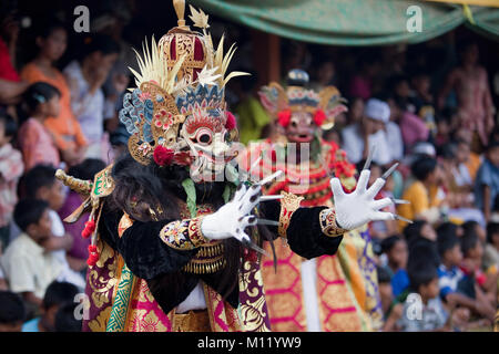 L'île de Bali, Indonésie, village Pura Maksan Tejakula, Temple. Théâtre Danse avec masques sacrés appelés Wayang Wong. Banque D'Images