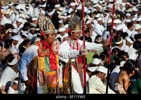 L'île de Bali, Indonésie, Alassari, Sea temple appelé Pura Batu Ponjok. Festival pour honorer les dieux de la mer. Melasty Festival de purification. Banque D'Images