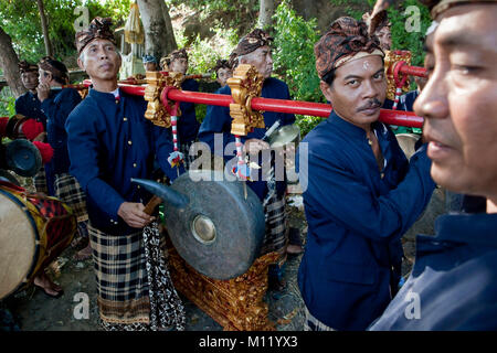 L'île de Bali, Indonésie, Alassari, Sea temple appelé Pura Batu Ponjok. Festival pour honorer les dieux de la mer. Melasty Festival de purification. Banque D'Images