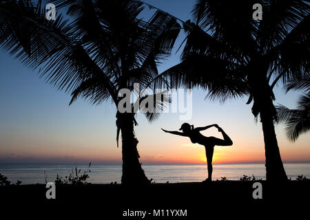 L'Indonésie, île de Bali, près de Tejakula, Gaia Village Oasis Resort. Exercice de yoga au lever du soleil. Banque D'Images