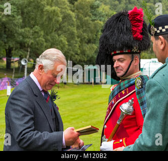 Charles, duc de Rothesay avec tambour-major Ian d'Esson de Ballater and District Pipe Band Banque D'Images
