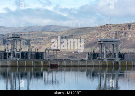 Trois sources d'énergie dans une image - (hydroélectrique du barrage John Day), du charbon (en train de fret) et le vent. Columbia River Gorge, Oregon et Washington. Banque D'Images