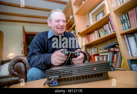 La Très Honorable Francis MAUDE MP, à Horsham, après avoir pris livraison d'un tout nouveau Playstation 2 Banque D'Images