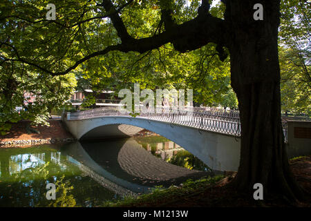 Allemagne, Cologne, pont sur le canal Clarenbach dans le quartier Lindenthal. Deutschland, Koeln, Bruecke ueber den Clarenbach-Kanal im Stadtteil Banque D'Images