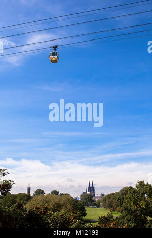 Allemagne, Cologne, téléphérique de l'autre côté de la rivière Rhin, il mène de la Zoo et la Parc du Rhin dans le quartier de Deutz, à l'arrière-plan la cathédrale. D Banque D'Images