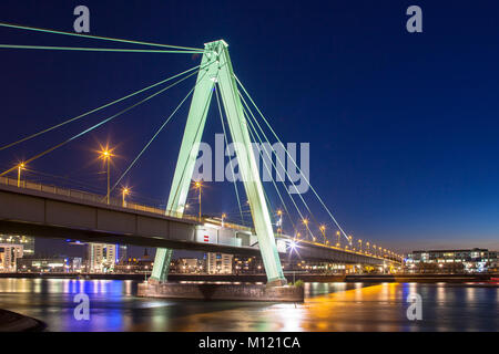 Allemagne, Cologne, le pont Severins à travers le Rhin, vue depuis le quartier de Deutz le Rheinauharbor. Deutschland, Koeln, die Severinsbrue Banque D'Images