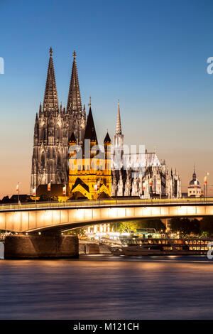 Allemagne, Cologne, vue sur le Rhin à la cathédrale, l'église Saint Martin et le brut pont Deutzer. Deutschland, Koeln, Blick über den Banque D'Images