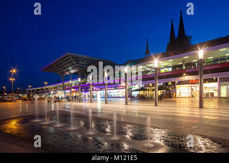 Allemagne, Cologne, l'entrée de la gare principale a la place Breslauer, dans l'arrière-plan la cathédrale. Deutschland, Koeln, Eingang zum Hauptbahnhof Banque D'Images