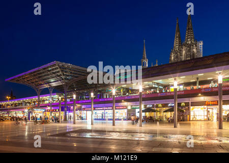 Allemagne, Cologne, l'entrée de la gare principale a la place Breslauer, dans l'arrière-plan la cathédrale. Deutschland, Koeln, Eingang zum Hauptbahnhof Banque D'Images