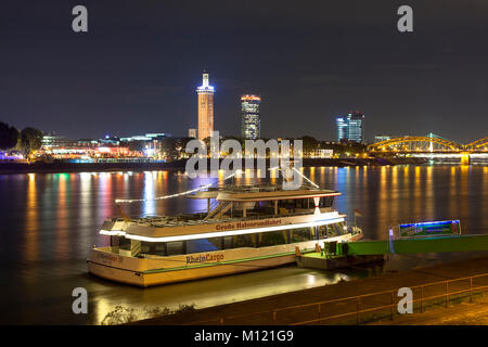 Allemagne, Cologne, vue sur le Rhin pour le quartier Deutz, la vieille tour de l'ancien palais des expositions, l'CologneTriangle de gratte-ciel Banque D'Images